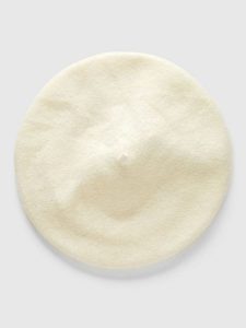 Benetton Czapka w kolorze kremowym rozmiar: onesize. Brązowe czapki Benetton, bez wzorów, ze skóry. Za 66,16 zł.