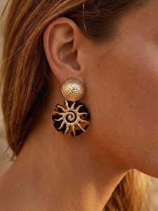 Atelier MIU Kolczyki-wkrętki z elementami ozdobnymi rozmiar: onesize. Brązowe kolczyki Atelier MIU, z mosiądzu. Za 40,95 zł.