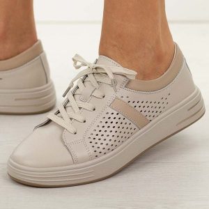 Beżowe skórzane półbuty damskie Jezzi 18-25. Brązowe półbuty Jezzi, na jesień, w ażurowe wzory, z jeansu, bez obcasa, na płaskiej podeszwie, bez zapięcia. Za 239,00 zł.