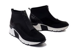 RIEKER N6352-00 black, botki damskie. Czarne botki Rieker, na zimę, bez wzorów, bez obcasa, na koturnie, bez zapięcia. Za 319,90 zł.