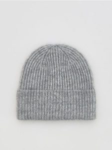 Prążkowana czapka beanie - jasnoszary. Szare czapki Reserved, bez wzorów, prążkowane. Za 49,99 zł.