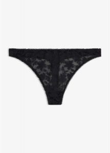 Stringi mini z miękkiego materiału. Czarne stringi bonprix, bez wzorów. Za 34,99 zł.