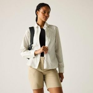 Koszula przeciw owadom z długim rękawem damska Regatta Travel. Białe koszule Regatta, bez wzorów, bez kołnierzyka, bez ramiączek. Za 279,99 zł.