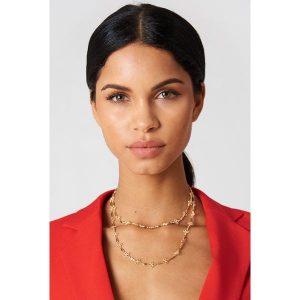 NA-KD Accessories Cieniutki naszyjnik Clover - Gold. Naszyjniki marki NA-KD Accessories. Za 60,95 zł.