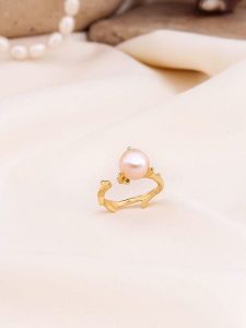 Pierres de Jade Pozłacany pierścionek z perłą rozmiar: onesize. Białe pierścionki Pierres de Jade, z perłą, pozłacane. Za 30,99 zł.