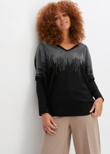 Cienki sweter z aplikacją ze sztrasów. Czarne swetry klasyczne bonprix, bez kołnierzyka. Za 169,99 zł.