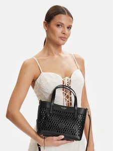 Guess Torebka Letty Mini HWPG99 11750 Czarny. Czarne torebki klasyczne Guess, z aplikacjami, ze skóry, bez dodatków. Za 589,99 zł.