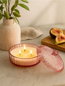 Świeca zapachowa o aromacie figi i mahoniu - różowy. Czerwone figi Sinsay, bez wzorów. Za 19,99 zł.