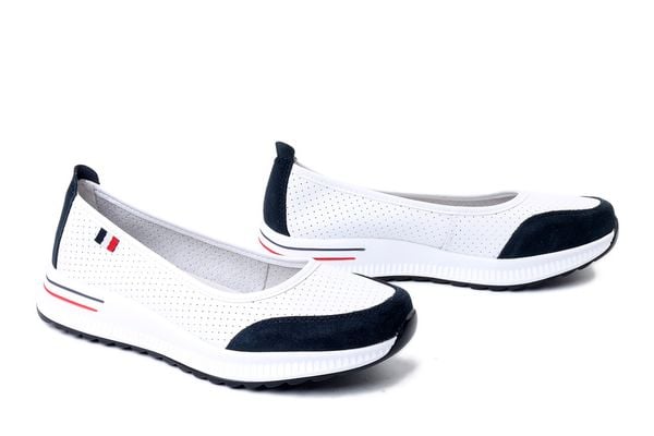 FILIPPO DP6134/26 WH NV biały granatowy, czółenka damskie. Białe czółenka Filippo, bez wzorów, ze skóry, bez obcasa, bez zapięcia. Za 164,90 zł.