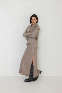 SPÓDNICA JENNY BEŻOWA XS - Flawless. Brązowe spódnice Flawless, na lato, uniwersalny, bez wzorów, z gumy, sportowe, maxi. Za 343,20 zł.