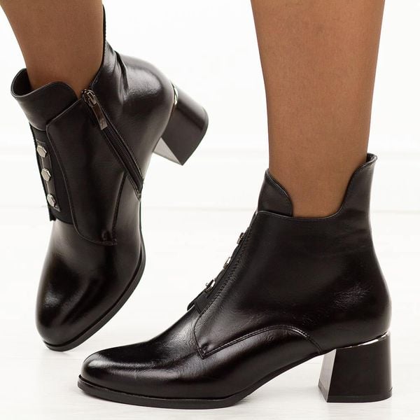 Czarne botki damskie na obcasie Potocki 12667. Czarne botki POTOCKI, na jesień, z aplikacjami, z gumy, z okrągłym noskiem, bez obcasa, na obcasie, bez zapięcia. Za 229,00 zł.