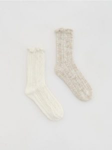 Skarpety z domieszką wełny 2 pack - złamana biel. Skarpetki Reserved, bez wzorów, z wełny. Za 49,99 zł.