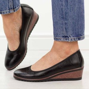 Czarne czółenka damskie na koturnie Vinceza 58628. Czarne czółenka VINCEZA, bez wzorów, z jeansu, z okrągłym noskiem, bez obcasa, na koturnie, bez zapięcia. W wyprzedaży za 148,72 zł.