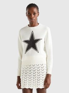 Benetton Sweter w kolorze biało-czarnym rozmiar: XS. Białe swetry oversize Benetton, xs, bez wzorów, z kaszmiru, bez ramiączek. Za 96,60 zł.