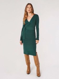 Apricot Sukienka w kolorze morskim rozmiar: XS. Niebieskie sukienki Apricot, xs, bez wzorów, bez kołnierzyka, bez ramiączek, midi. Za 88,02 zł.