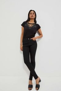 Jeansy skinny z postrzępionymi nogawkami push up czarne. Czarne jeansy MOODO, bez wzorów, z bawełny. W wyprzedaży za 69,99 zł.