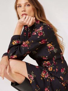 Apricot Sukienka w kolorze czarnym rozmiar: S. Czarne sukienki Apricot, na imprezę, s, bez wzorów, z wiskozy, klasyczne, bez kołnierzyka, bez ramiączek, midi. Za 114,17 zł.