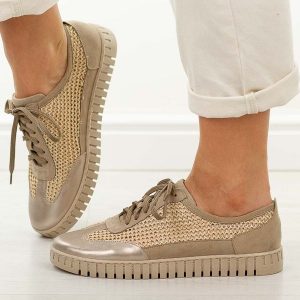 Złote safari skórzane Polskie półbuty damskie Deoni D653. Żółte półbuty Deoni, na jesień, bez wzorów, z jeansu, z okrągłym noskiem, bez obcasa, na płaskiej podeszwie, bez zapięcia. W wyprzedaży za 395,10 zł.