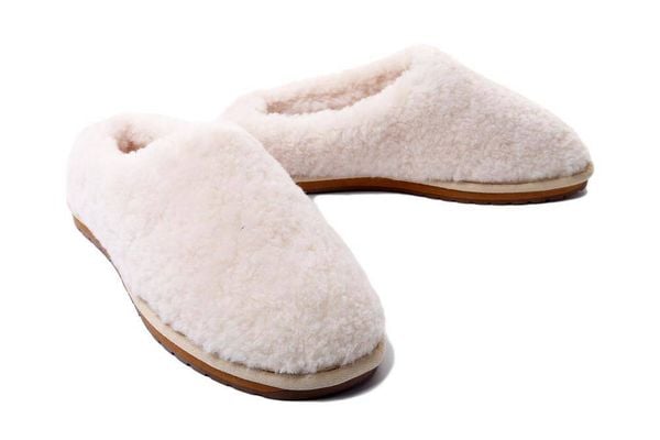 EMU AUSTRALIA JoyTeddy W12583 natural, klapki damskie. Brązowe kapcie EMU Australia, bez wzorów, ze skóry. Za 279,93 zł.