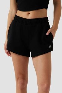 GUESS Czarne damskie szorty Primula, Rozmiar XS. Czarne szorty Guess, z aplikacjami. W wyprzedaży za 119,99 zł.