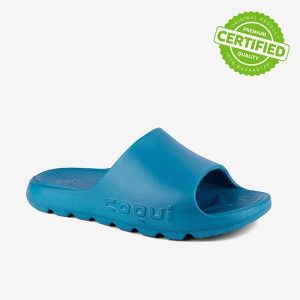 Klapki damskie Coqui Lou ocean blue. Niebieskie klapki Coqui, bez wzorów, z materiału, bez obcasa, na płaskiej podeszwie. Za 122,99 zł.