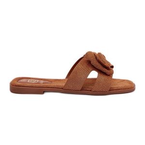 Płaskie Klapki Damskie Z Kokardką Camel brązowe. Brązowe klapki bez wzorów, bez obcasa, na płaskiej podeszwie. Za 122,08 zł.
