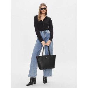 Torebka Tommy Hilfiger. Czarne torebki klasyczne TOMMY HILFIGER, bez wzorów, bez dodatków. Za 489,99 zł.