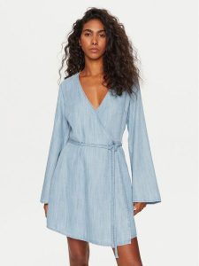 Guess Sukienka codzienna W2YK67 D22S5 Błękitny Relaxed Fit. Niebieskie kombinezony Guess, na co dzień, m, z aplikacjami, z lyocellu, bez kołnierzyka, bez ramiączek, proste. Za 419,99 zł.