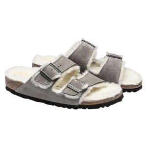 Zamszowe Klapki Unisex Dla Dorosłych Arizona. Szare klapki Birkenstock, bez wzorów, z materiału, z otwartym noskiem, bez obcasa. Za 469,00 zł.