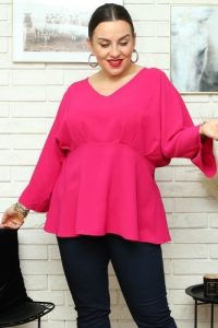 Bluzka urocza z dekoltem w serek odcina pod biustem MADRYTA Viva Magenta malinowa. Czerwone bluzki KARKO, l, bez wzorów, z elastanu, eleganckie, bez kołnierzyka, plus size, bez ramiączek. Za 79,50 zł.