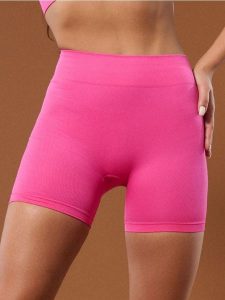 Krótkie legginsy - różowy. Czerwone legginsy Sinsay, bez wzorów, krótkie. Za 22,99 zł.
