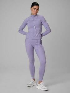 Legginsy treningowe szybkoschnące damskie z kieszeniami. Fioletowe legginsy 4f, bez wzorów, z dzianiny, z podwyższonym stanem, długie. Za 179,99 zł.