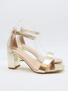 Bellucci Sandały w kolorze złotym na obcasie rozmiar: 41. Żółte sandały Bellucci, bez wzorów, z otwartym noskiem, bez obcasa, na koturnie, bez zapięcia. Za 100,99 zł.