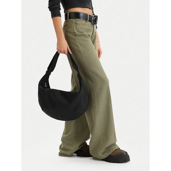 Torebka Guess Jeans. Czarne torebki klasyczne Guess Jeans, z aplikacjami, z jeansu, bez dodatków. Za 199,99 zł.