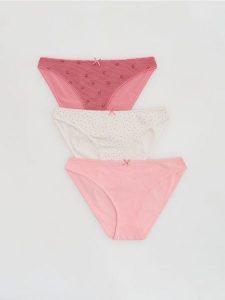 Bawełniane majtki typu figi 3 pack - wielobarwny. Figi Reserved, bez wzorów, z bawełny. Za 49,99 zł.