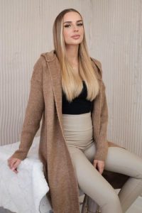 Sweter Kardigan z kapturem camelowy. Brązowe długie swetry KESI, l, z lycry, bez kołnierzyka, plus size. Za 218,51 zł.