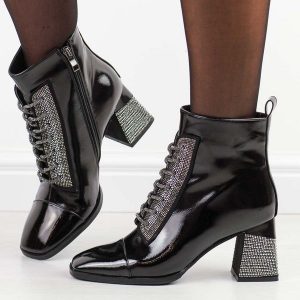 Czarne lakierowane botki damskie na słupku DiA 880-022. Czarne botki DiA, na jesień, bez wzorów, z lakierowanej skóry, bez obcasa, na słupku, bez zapięcia. W wyprzedaży za 276,75 zł.