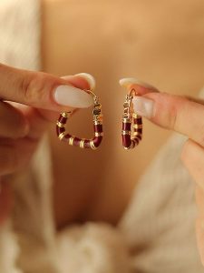 Pierres delicates Pozłacane kolczyki-kreole z masą perłową rozmiar: onesize. Czerwone kolczyki Pierres delicates, z perłą, pozłacane. Za 52,99 zł.