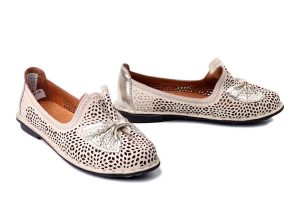 COMFORTABEL 830047-08 beige, półbuty damskie. Brązowe półbuty Comfortabel, na lato, w ażurowe wzory, ze skóry, bez obcasa, bez zapięcia. Za 229,42 zł.