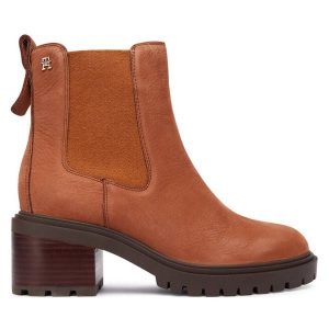 Botki Tommy Hilfiger. Brązowe botki TOMMY HILFIGER, bez wzorów, z nubiku, bez obcasa, na słupku, bez zapięcia. Za 529,99 zł.