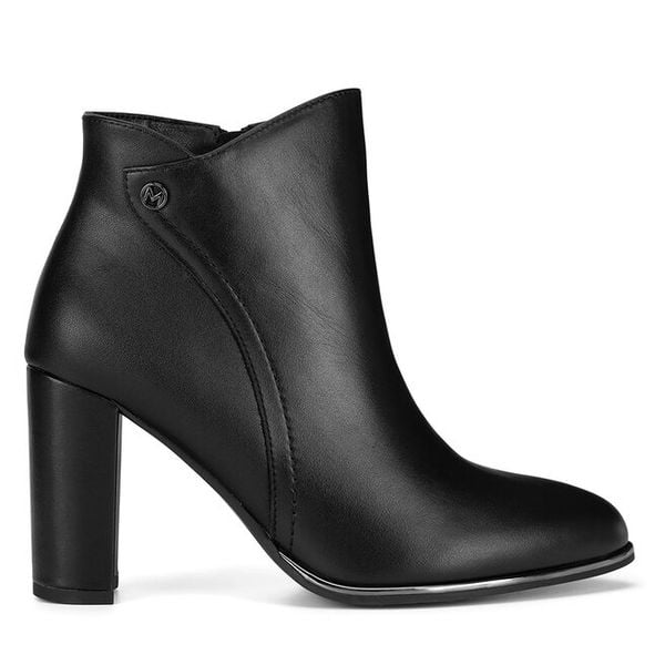 Botki MEXX. Czarne botki Mexx, bez wzorów, bez obcasa, na słupku, bez zapięcia. Za 259,99 zł.