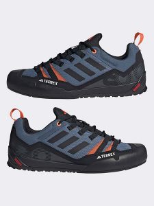 Adidas Buty trekkingowe w kolorze czarno-pomarańczowo-niebieskim rozmiar: 47. Czarne buty trekkingowe ADIDAS, bez zapięcia. Za 402,45 zł.