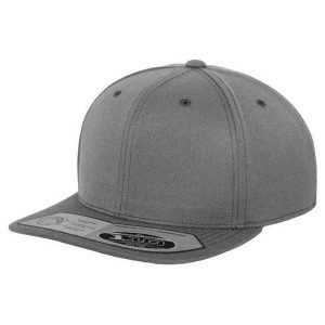 110 Czapka Z Daszkiem Typu Snapback. Szare czapki FLEXFIT, bez wzorów. Za 95,99 zł.