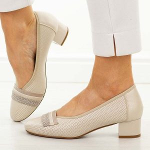 Beżowe czółenka damskie na obcasie Potocki 12792. Brązowe czółenka POTOCKI, w ażurowe wzory, z materiału, z okrągłym noskiem, bez obcasa, na obcasie, bez zapięcia. Za 189,00 zł.