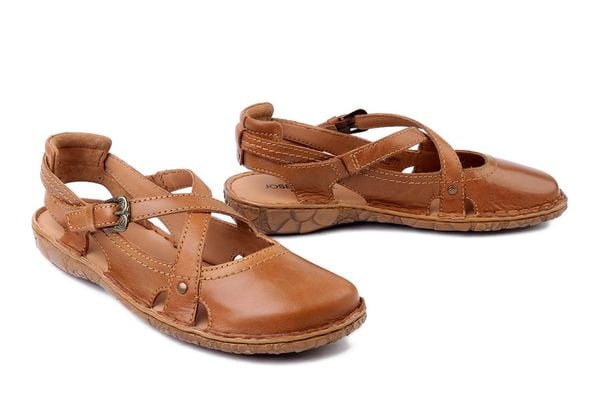 JOSEF SEIBEL 79513 476 370 Rosalie 13 cognac, sandaly damskie. Brązowe sandały Josef Seibel, bez wzorów, ze skóry, bez obcasa, bez zapięcia. Za 263,42 zł.