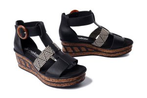 RIEKER 68182-00 black, sandały damskie. Czarne sandały Rieker, bez wzorów, bez obcasa, na koturnie, bez zapięcia. Za 271,92 zł.