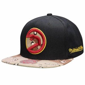 Czapka z daszkiem Mitchell & Ness NBA HWC Atlanta Hawks Choco Camo -AHAYYPPPBLCK. Czarne czapki MITCHELL & NESS, bez wzorów, sportowe. Za 89,00 zł.