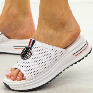 Białe ażurowe skórzane klapki damskie Cambell 07305. Białe klapki Cambell, w ażurowe wzory, z jeansu, bez obcasa. Za 199,00 zł.