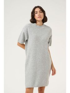 Kaffe Sukienka dzianinowa "Sylvie" w kolorze jasnoszarym rozmiar: XL. Szare sukienki Kaffe, na co dzień, xl, bez wzorów, z dzianiny, bez kołnierzyka, bez ramiączek, midi, proste. Za 134,98 zł.