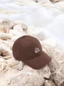 Czapka z daszkiem - brązowy. Brązowe czapki Sinsay, bez wzorów, z bawełny. Za 19,99 zł.